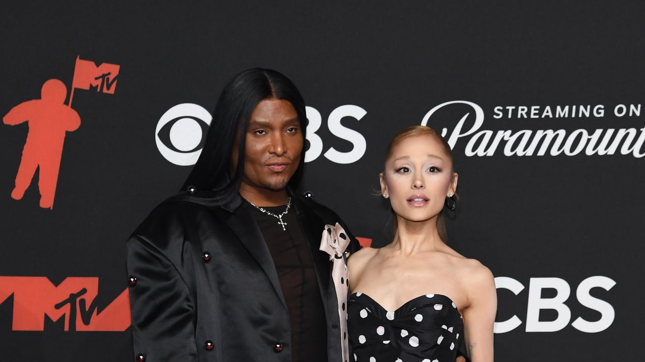 אריאנה גרנדה שוב ברונטית - ועדיין עושה כבוד לקוסם מארץ עוץ