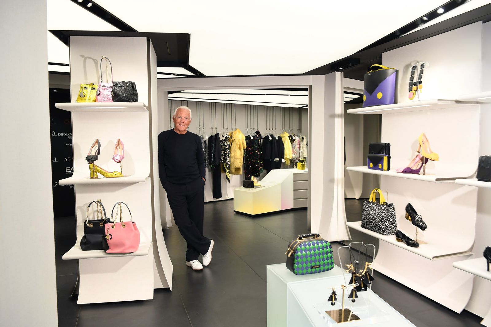 ג'ורג'יו ארמני בבוטיק שלו ברו סיינטונור.