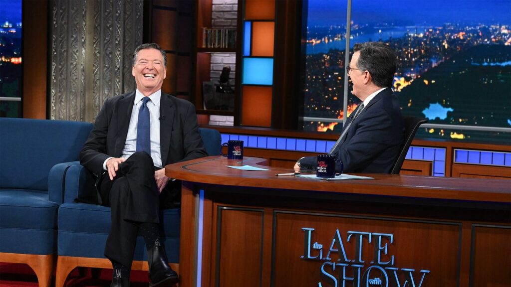 דונלד טראמפ בהחלט אוהב תשומת לב. כך גם ג'יימס קומי