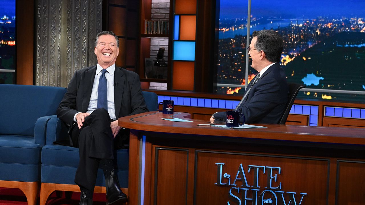 דונלד טראמפ בהחלט אוהב תשומת לב. כך גם ג'יימס קומי