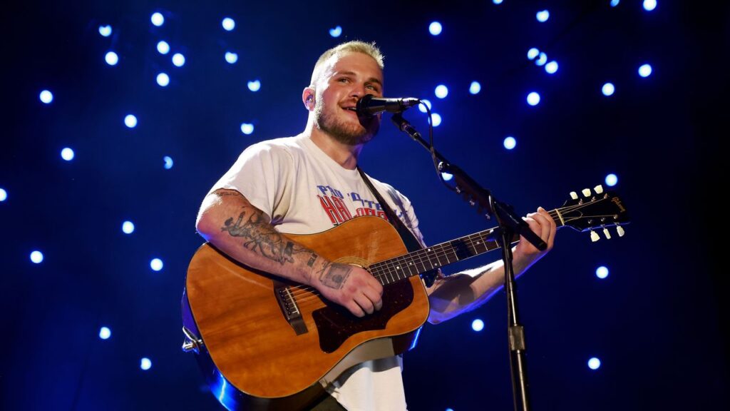 זאק ברייאן נפתח בשיר קרח שנוי במחלוקת: "אני לא מצד הצדדים הרדיקליים האלה"