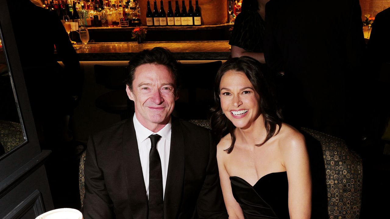 יו ג'קמן וסאטון פוסטר שמו את ה"הצגה" בשואומנס