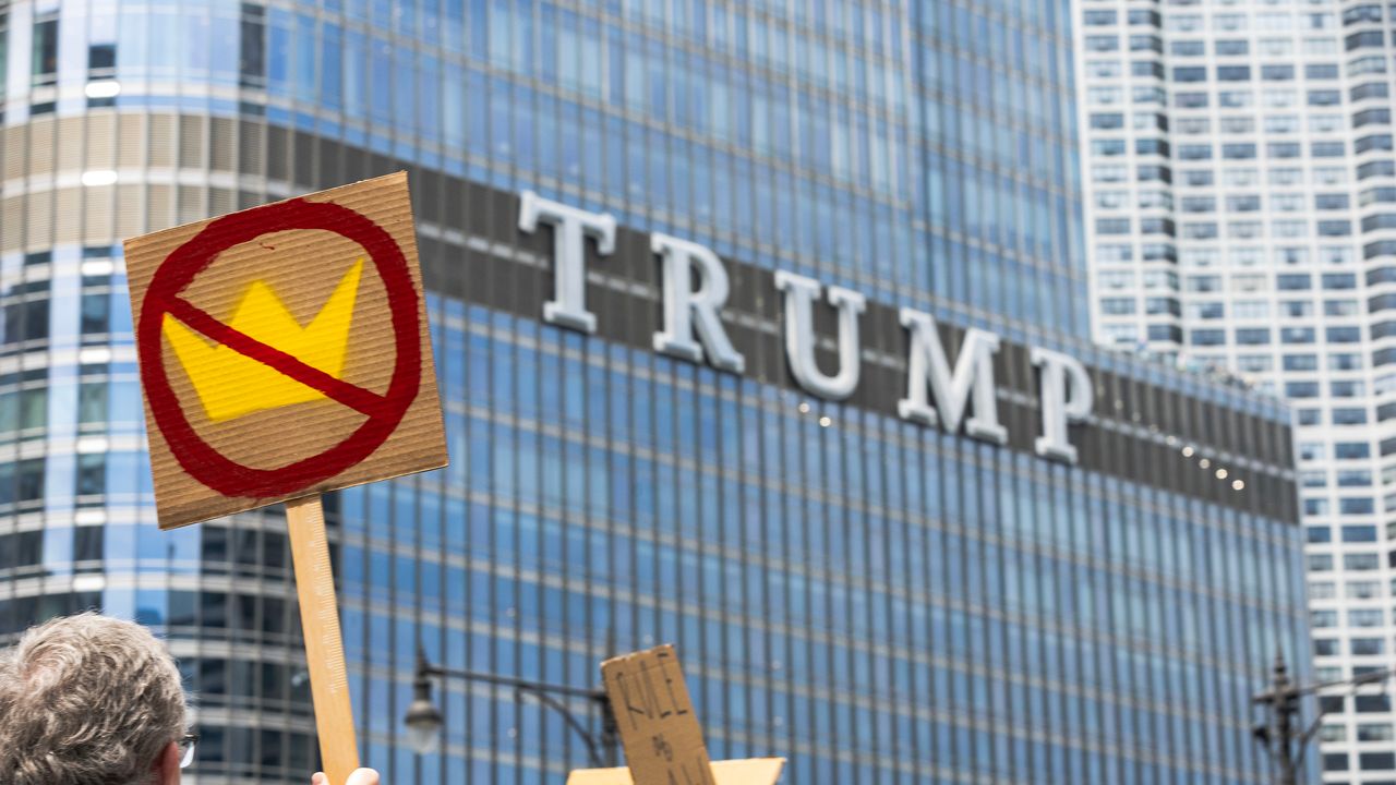 "לעולם לא להיכנע": אין מלכים לוקח על דחיפות מיוחדת בשיקגו