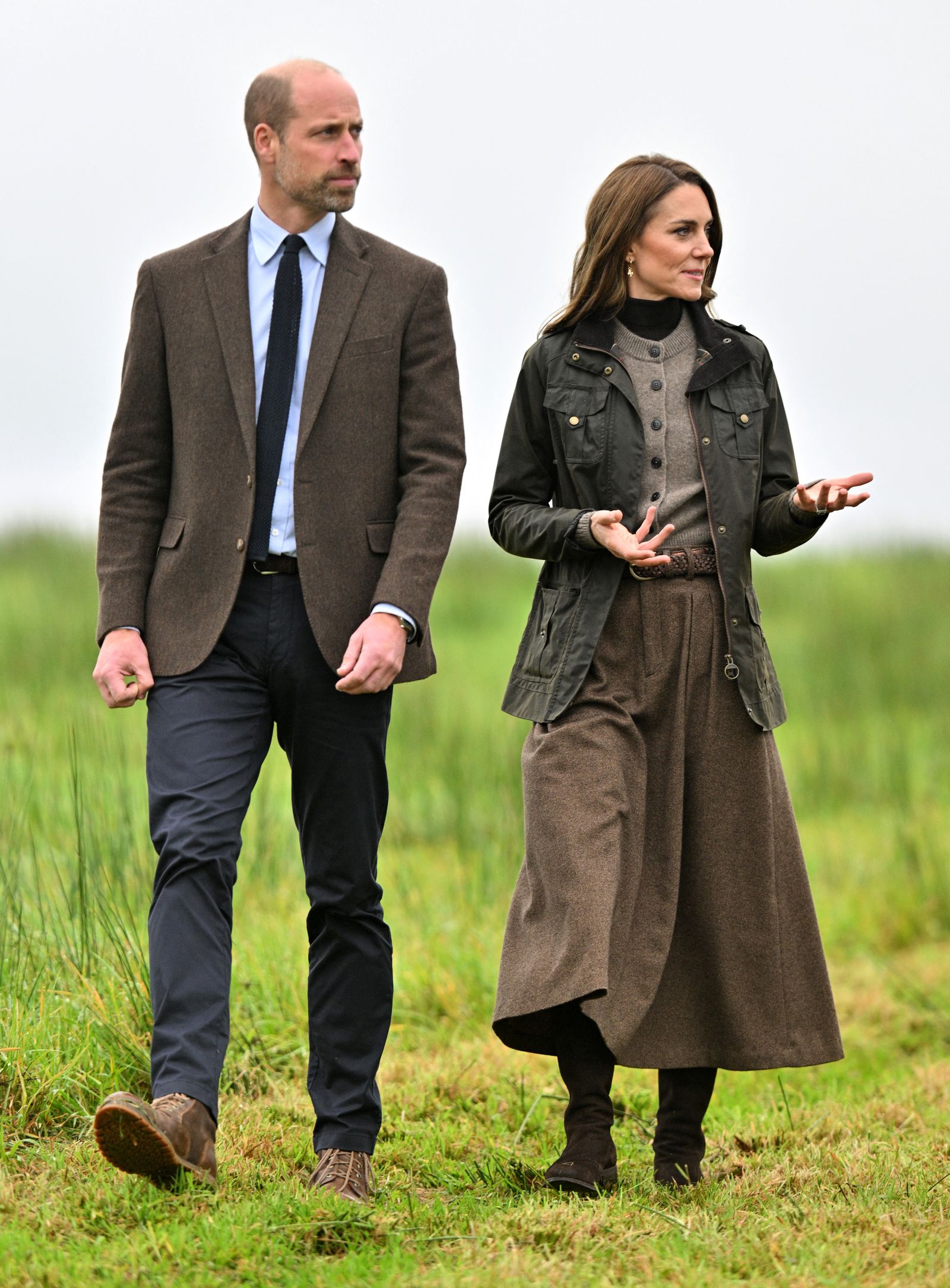 וויליאם וקייט הולכים בשדה דשא