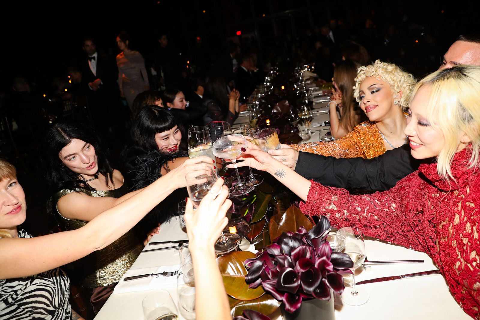 לורד דוג'ה חתול והאורחים כוססים לערב.