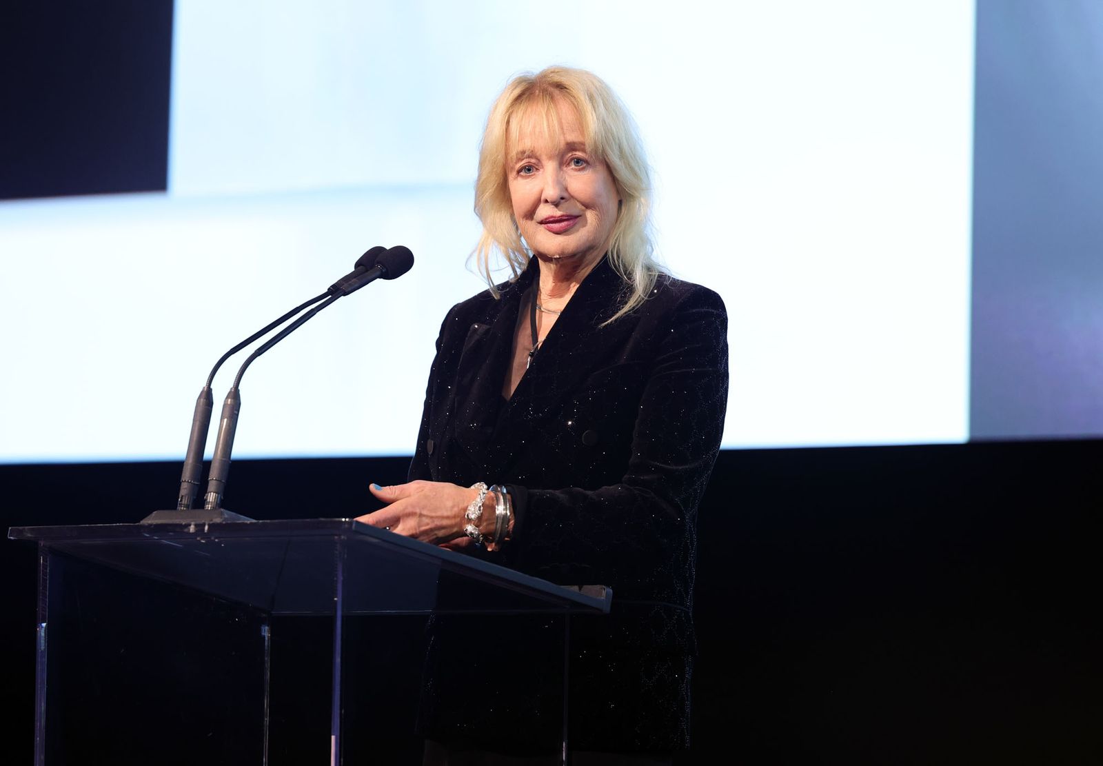 הכבוד מרי קורס נואם על הבמה במהלך הגאלה של LACMA ArtFilm 2025