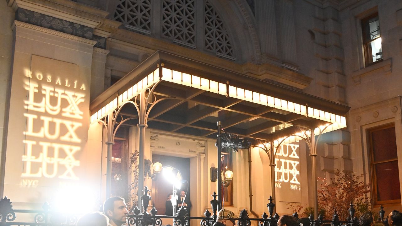 בתוך סשן האזנה סודי לוקס של רוזליה