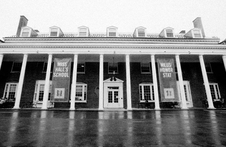 בית ספר מיס הולס עומד בפני חשבון נפש חדש לאחר פרסום הדיווח על טורף מיני לכאורה שלימד שם