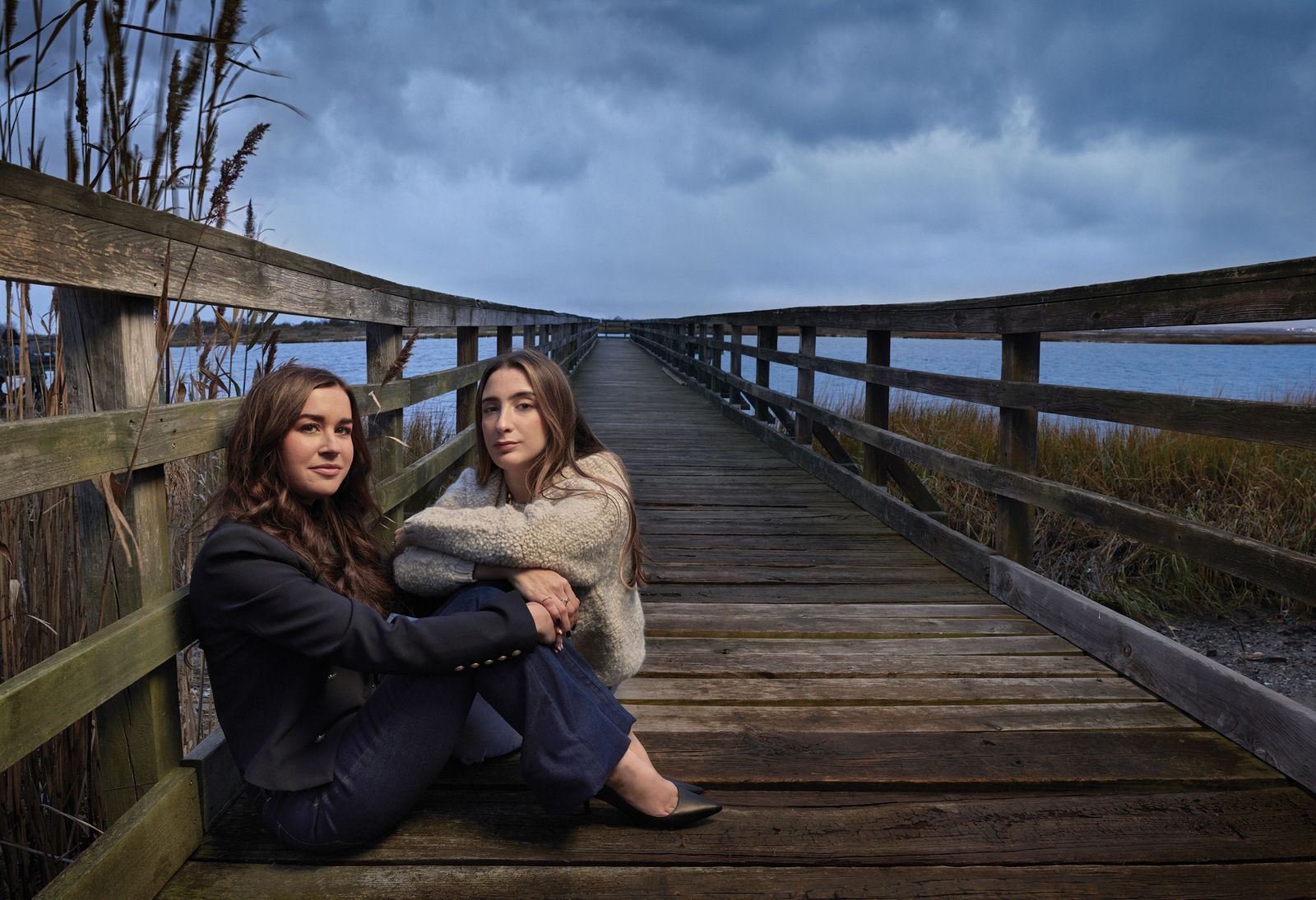 הילארי סיימון ומליסה פארס צולמו ב-Far Rockaway ניו יורק.