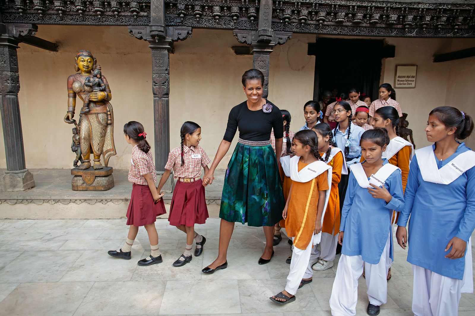 מישל אובמה בשנת 2010 מבקרת במוזיאון האומנות הלאומי בניו דלהי הודו.