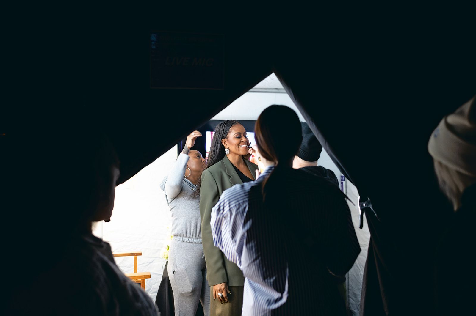 מאחורי הקלעים במהלך סיור The Light We Carry. בספר מרדית' מזכירה 