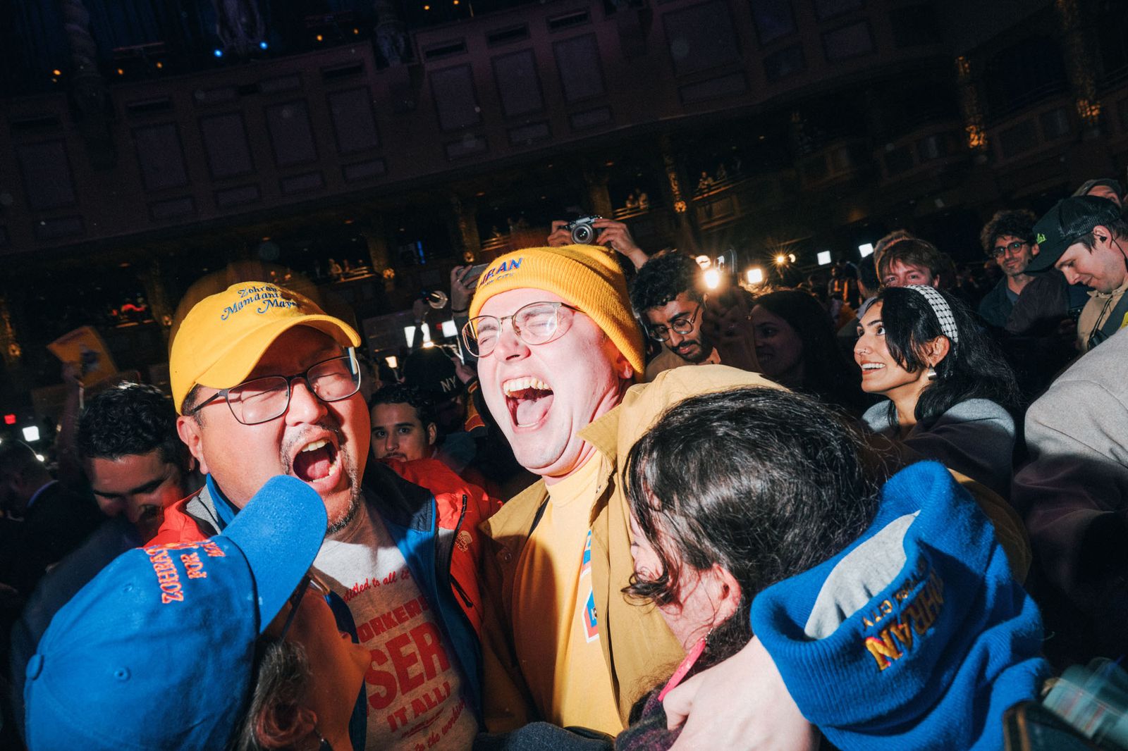 סחורה של זוהראן כולל כובעי בייסבול ופופים נלבשו על ידי תומכים רבים בקהל.
