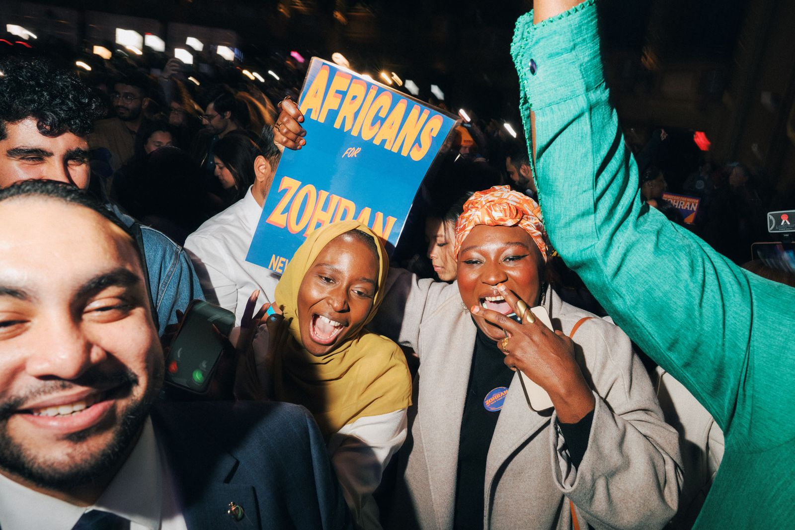 תומכים בקהל שנשארו סוערים מתחילתו ועד סופו. המירוץ נקרא על ידי סוכנות הידיעות AP...