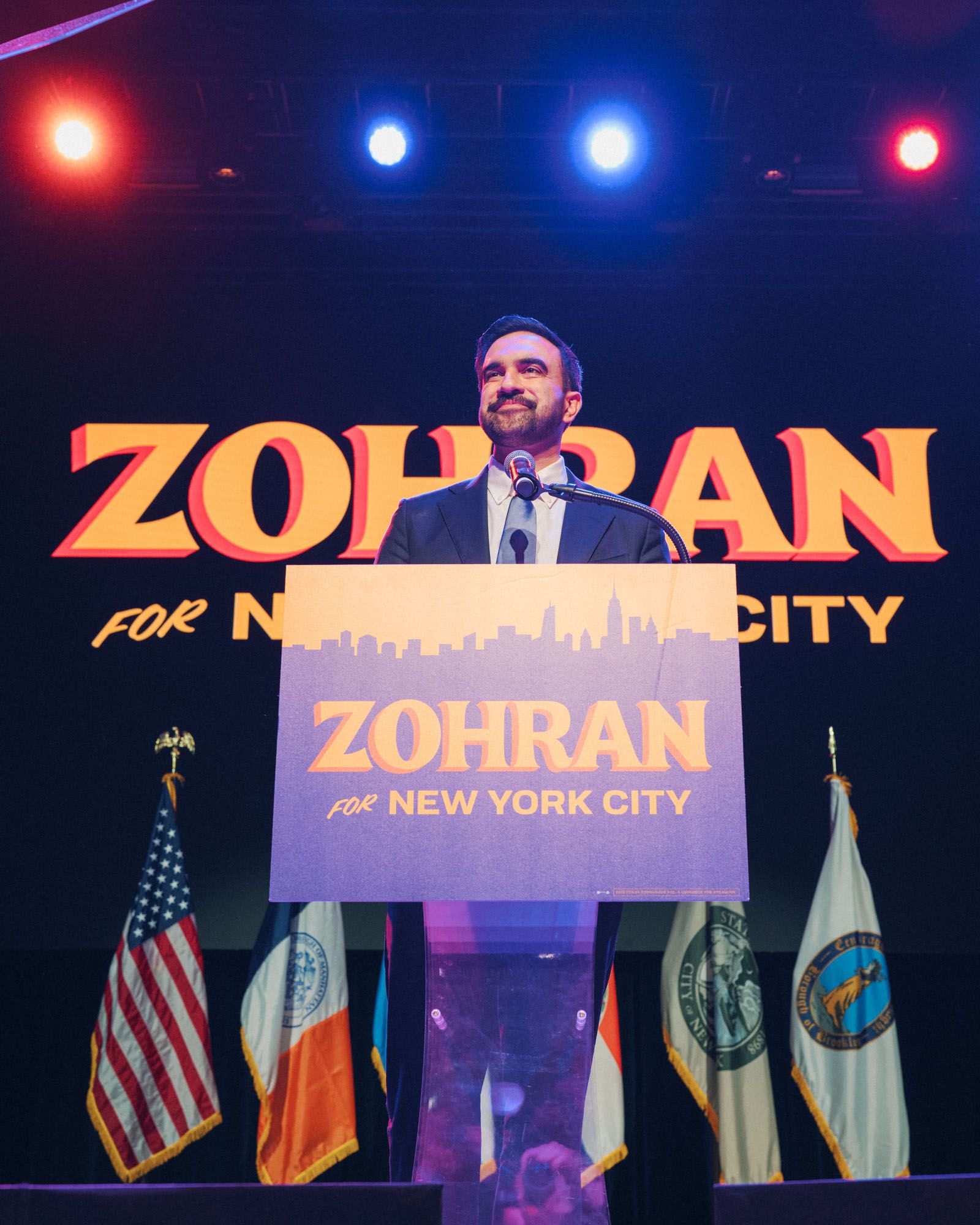 זוהרן ממדני נואם את נאום הניצחון שלו.