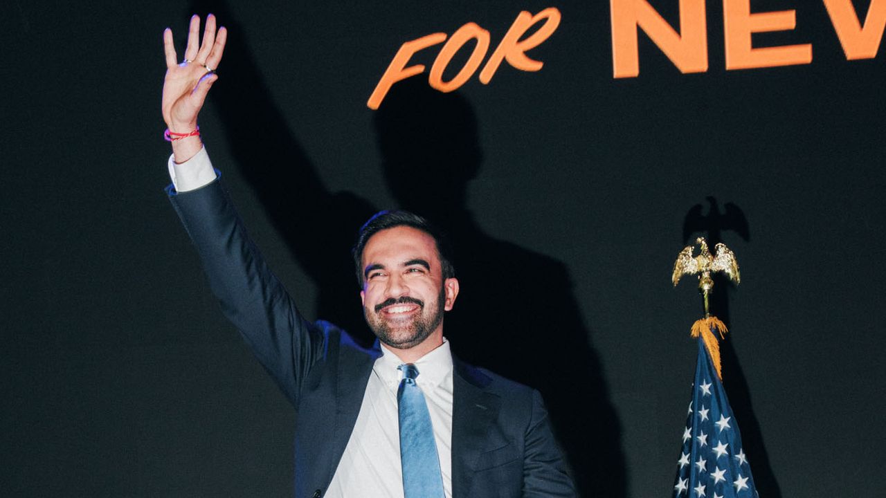 בתוך מסיבת הניצחון של זוהרן ממדני: סחורה, פאייטים וג'ו באנגר שמן שיצלצל בניצחון