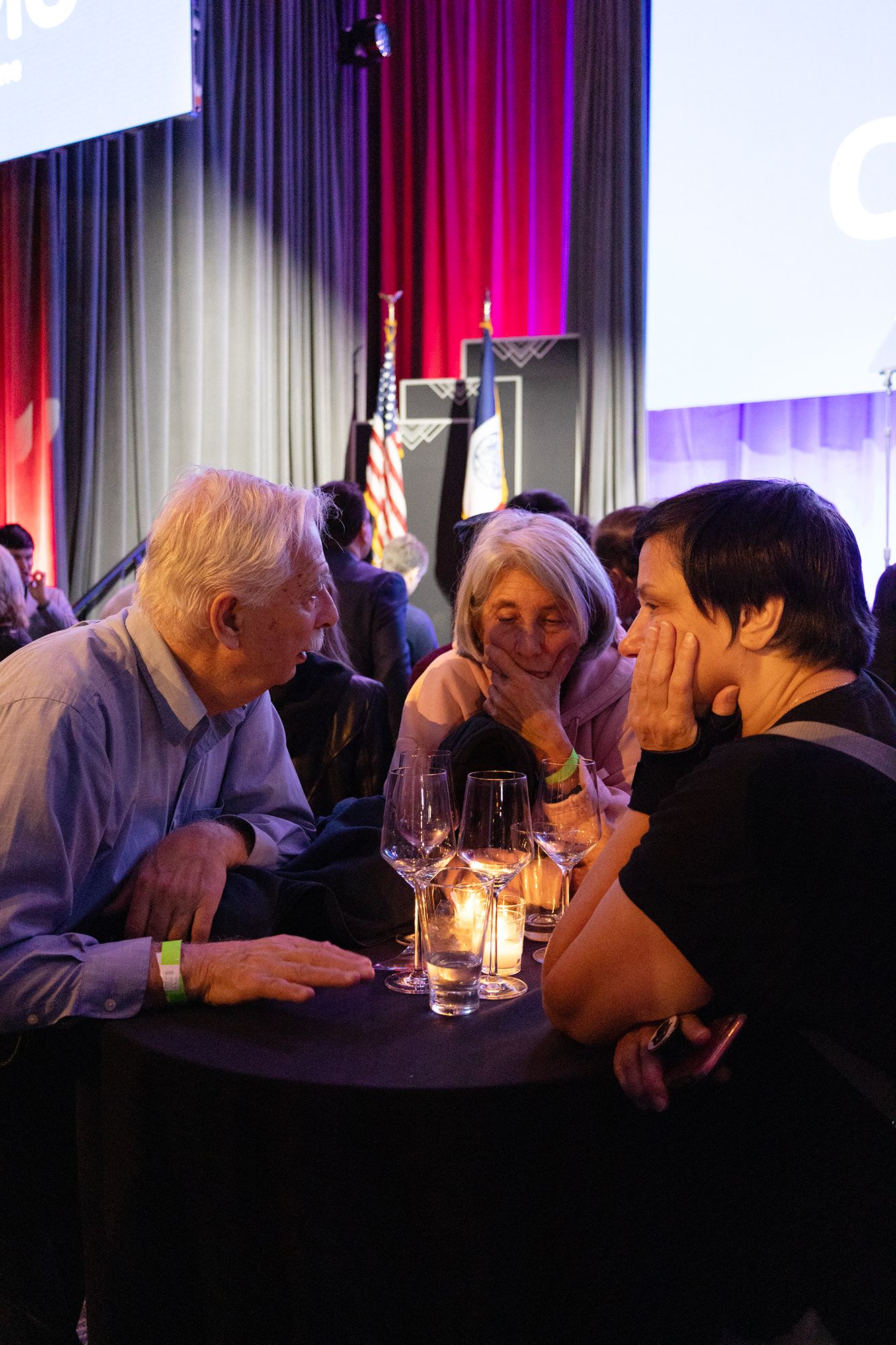 קבוצה מתכנסת במהלך מסיבת ליל הבחירות של אנדרו קואומוס באולם הנשפים זיגפלד ביום שלישי 4 בנובמבר 2025.