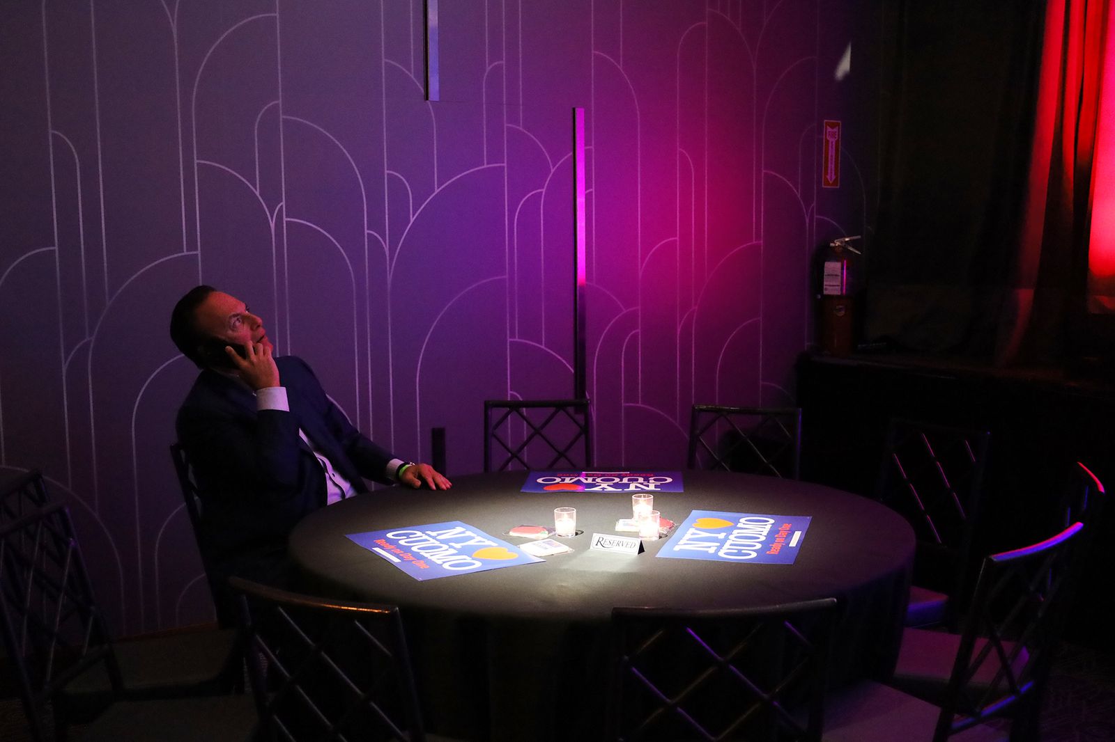 אדם מדבר בטלפון במהלך מסיבת ליל הבחירות של אנדרו קואומו באולם הנשפים זיגפלד ביום שלישי 4 בנובמבר...