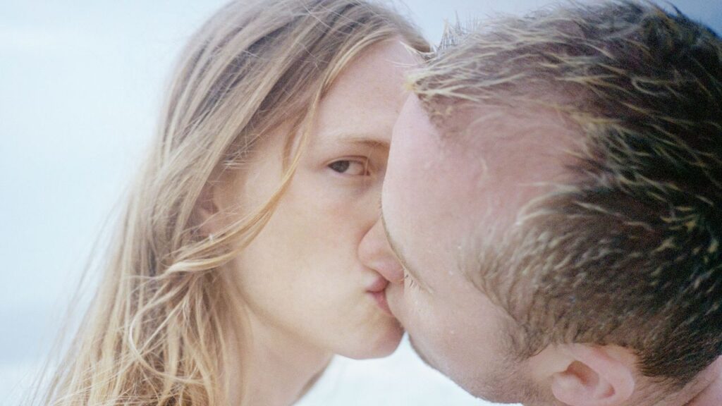 הצלם סם פן כבש אופנת עילית וסיבוב הופעות עם לורד. עכשיו, היא מקפיאה אינטימיות.