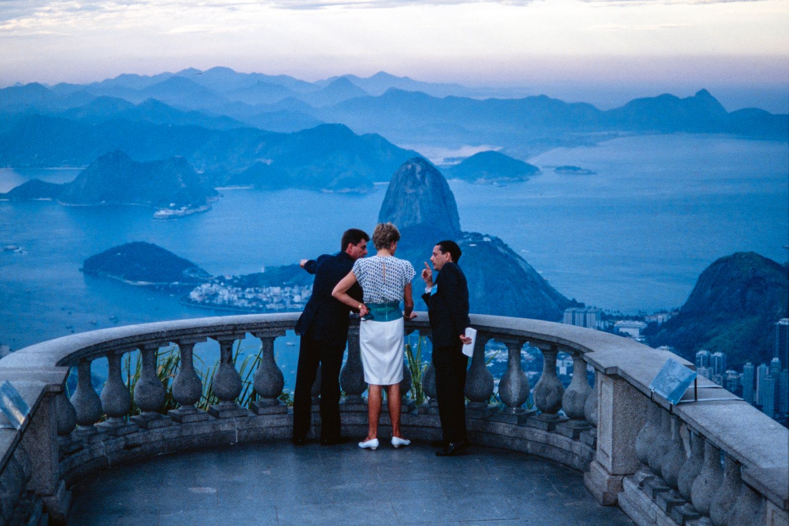 ליידי דיאנה על ראש הר קורקובדו המשקיף על מפרץ ריו דה ז'ניירו ב-1991.