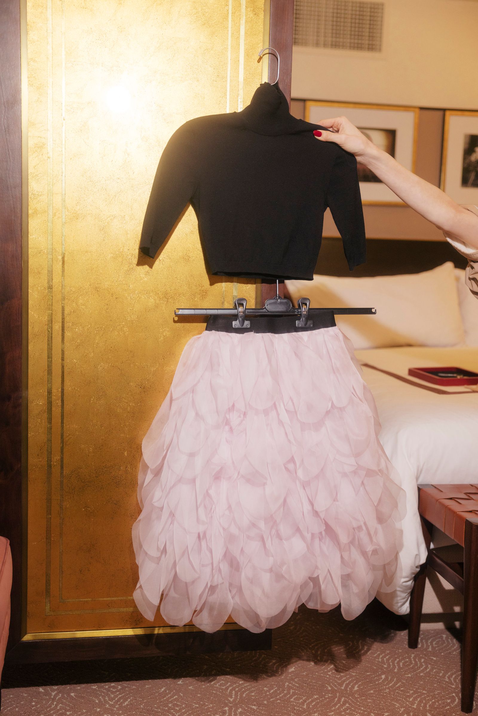 התלבושת של אפאטו ללילה - צווארון גולף שחור וחצאית עלי כותרת ורודה מאביב הקיץ של בית האופנה האיטלקי...