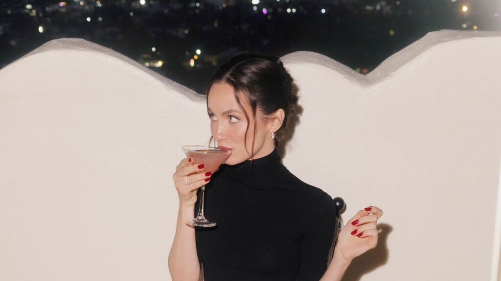 מתכוננים, קוקטייל ביד, עם מוד אפאטו במגדל השקיעה