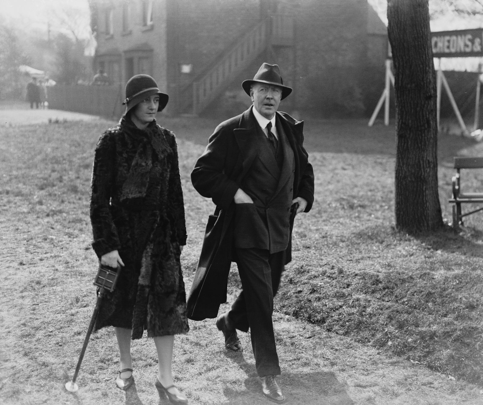 התמונה עשויה להכיל Alma Gluck ביגוד מעיל אדם הליכה הנעלה נעל כובע למבוגרים מעיל ואביזרים