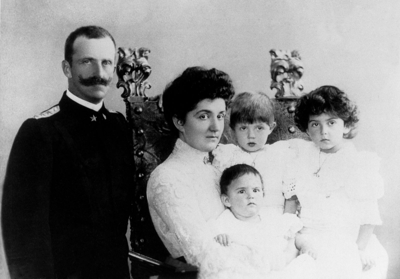 יחד עם ויקטור עמנואל השלישי היו לה חמישה ילדים.