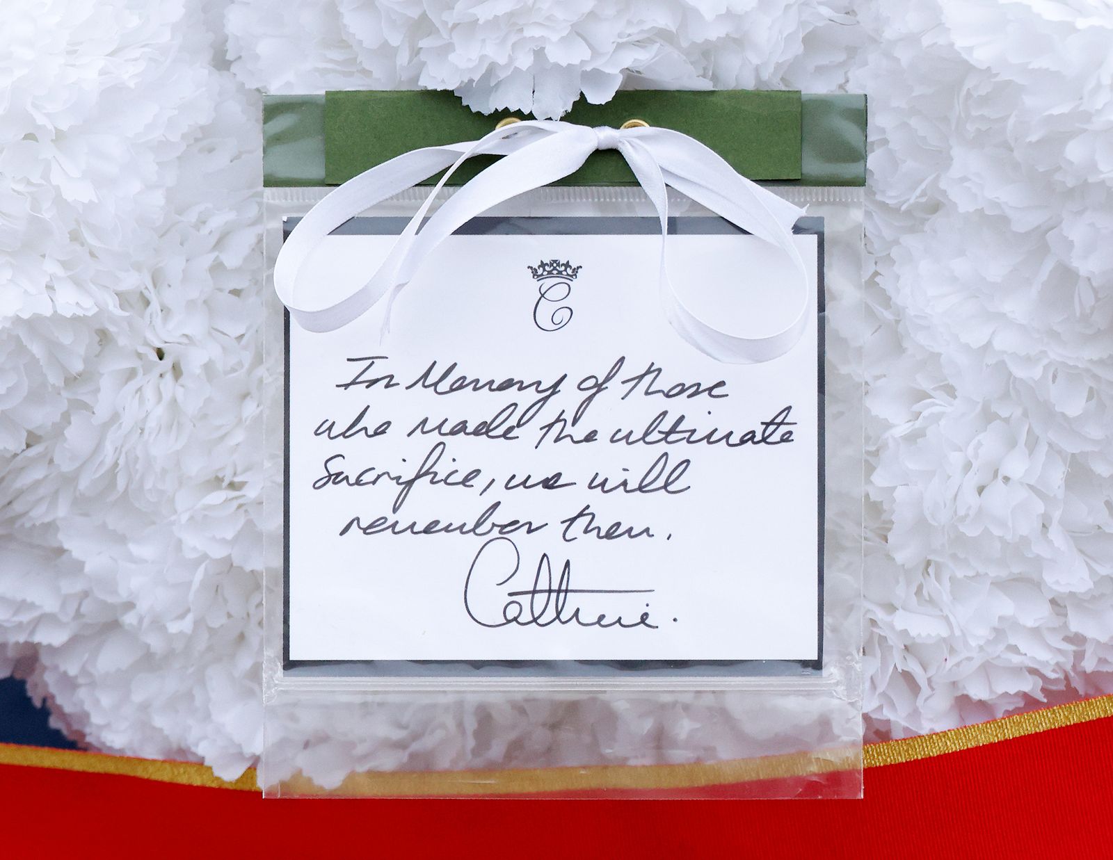 ההודעה בכתב ידה של הנסיכה קייט הנושאת את הצופן המלכותי שלה שנראתה על הזר שהניחה במהלך יום שביתת הנשק...