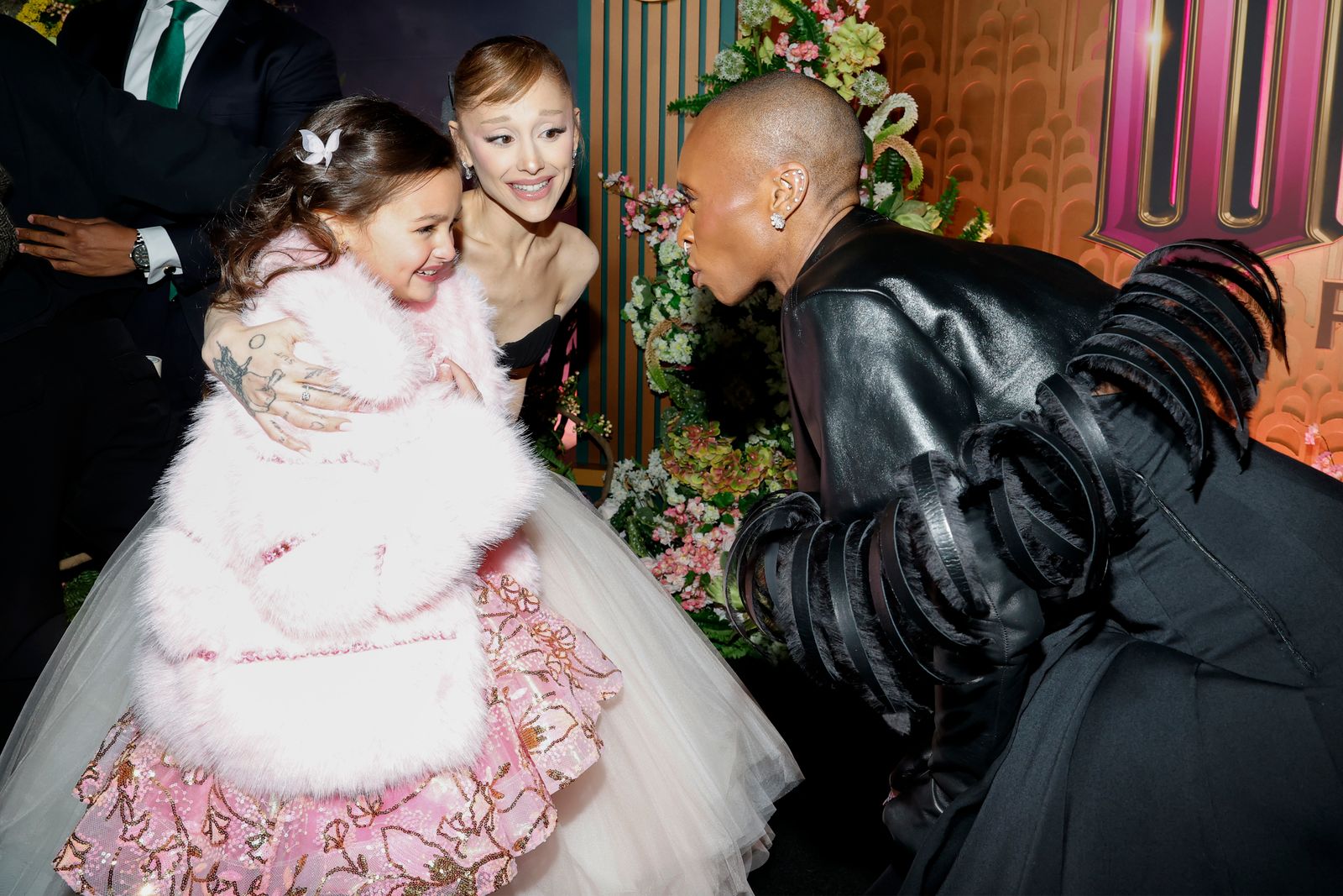 התמונה עשויה להכיל את סינתיה אריבו אריאנה גרנדה איזבלה רייס אדם מבוגר בגדי חתונה מעיל מעיל ושמלה