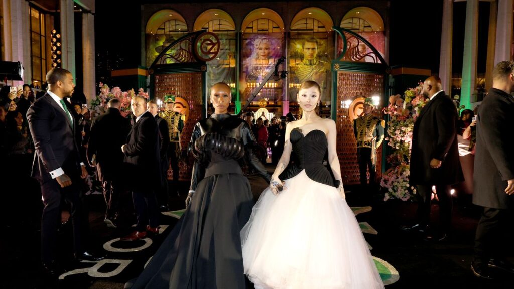 בבכורה של Wicked: For Good בניו יורק, אריאנה גרנדה וסינתיה אריבו סוף סוף מגיעות לסוף דרך הלבנים הצהובות