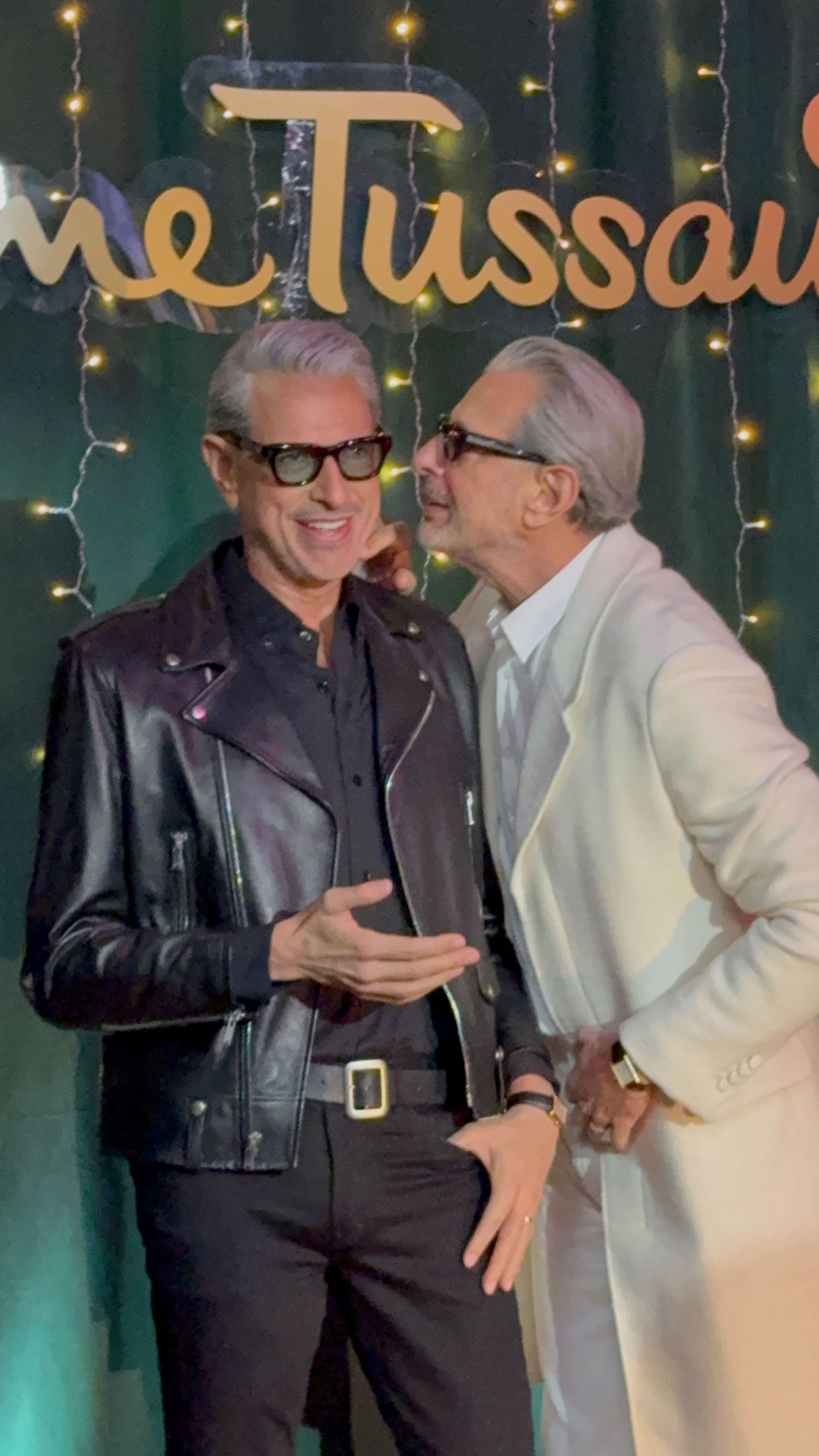 התמונה עשויה להכיל את ג'ף גולדבלום ג'ף גולדבלום ביגוד מעיל מעיל בלייזר אביזרים משקפיים למבוגרים ולאדם