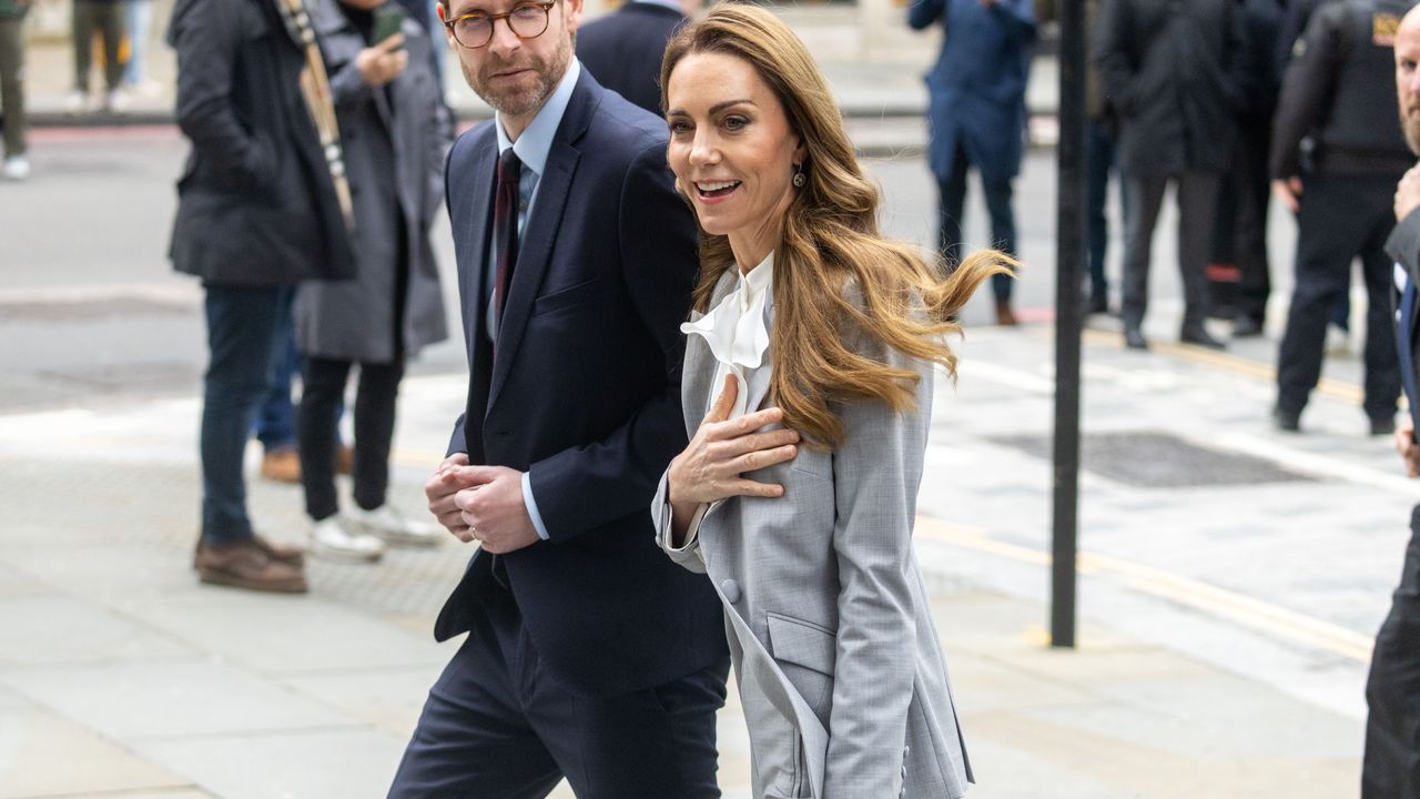 קייט מידלטון שלחה הודעה מיוחדת לנסיכה שרלוט דרך העגילים שלה