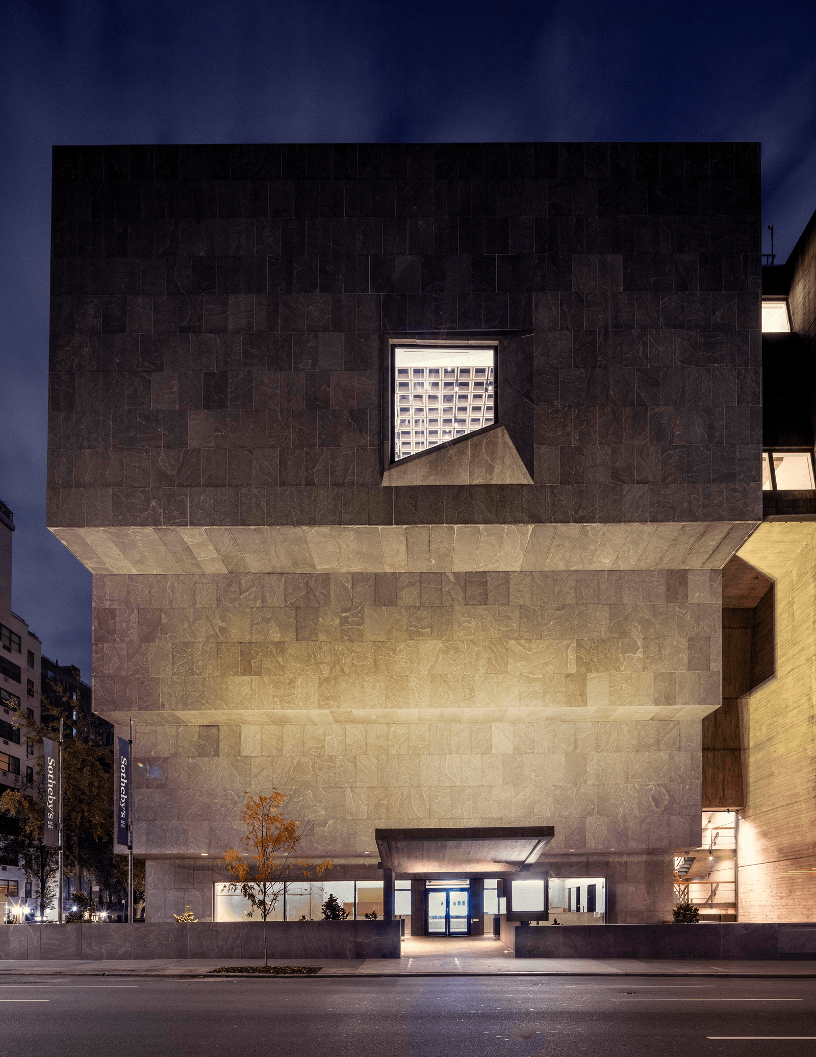 התמונה עשויה להכיל אדריכלות בניין משרדים בניין משרדים בחוץ מקלט עיר תאורה תחנת אוטובוס עירוני וכביש