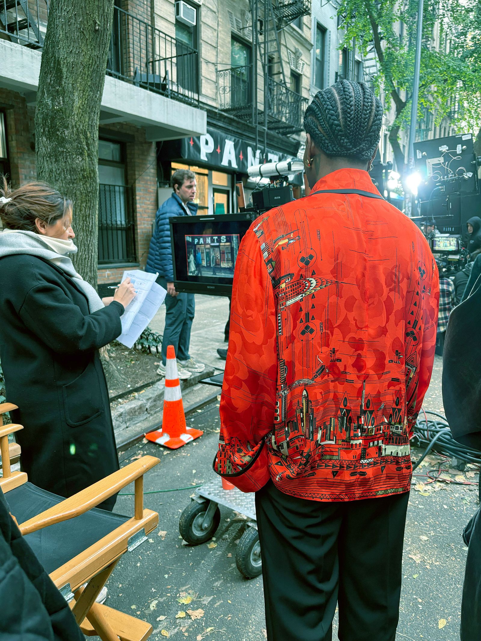 התמונה עשויה להכיל כרזה פרסומת אדם מבוגר ביגוד ומעיל גלגלי מכונת שיער