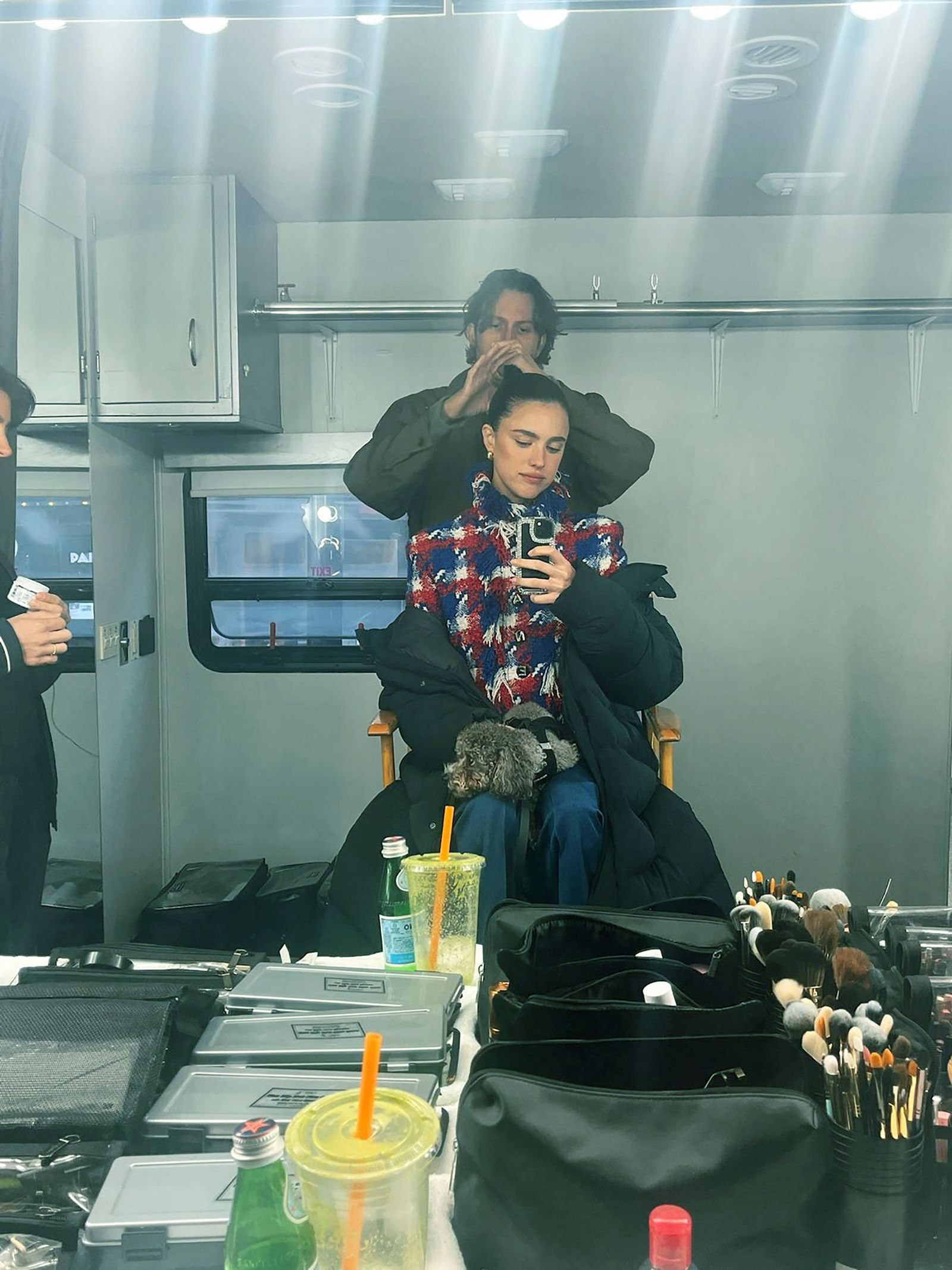 התמונה עשויה להכיל את Margaret Qualley אדם מבוגר בתוך הבית ומספרה