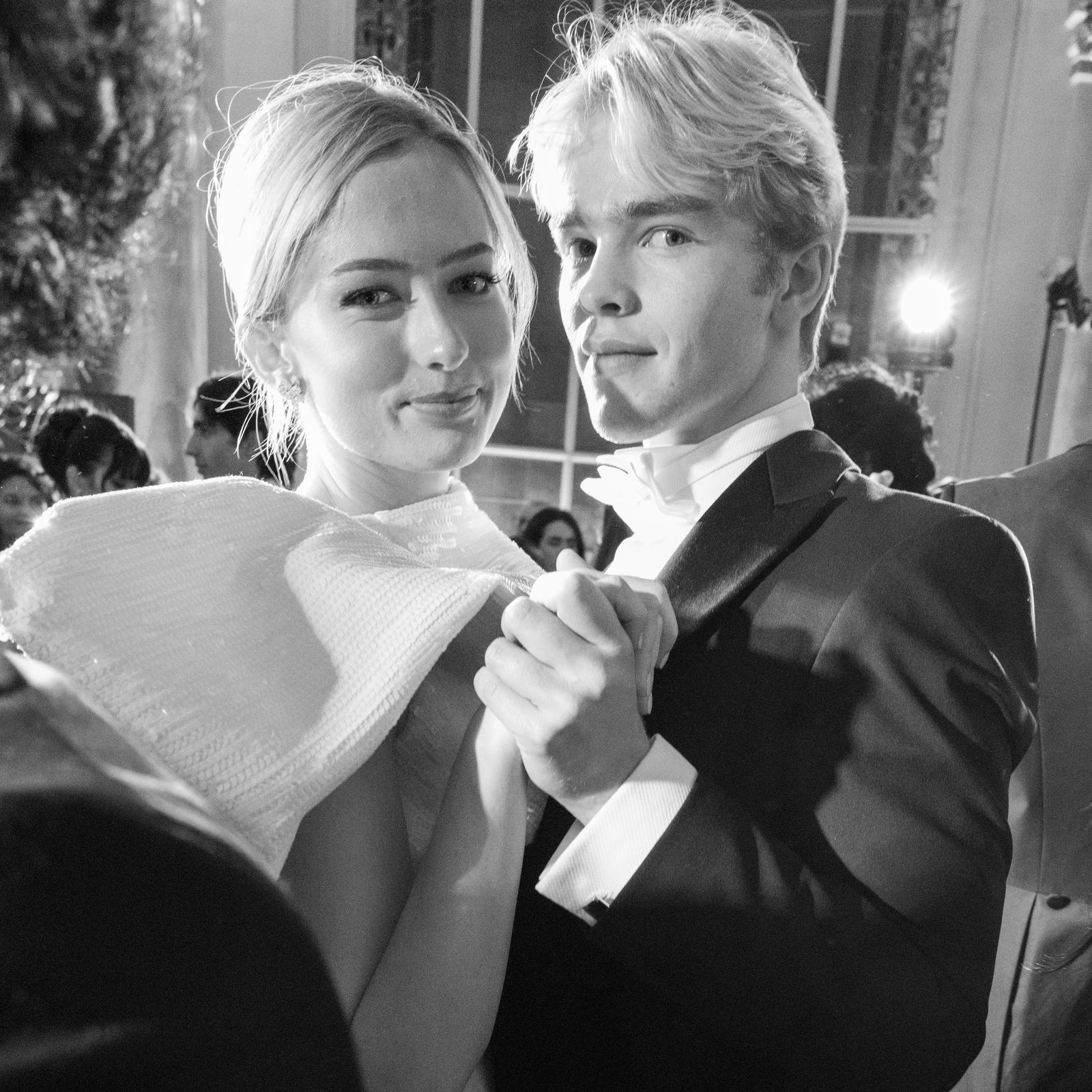 התמונה עשויה להכיל את Mauro Pawlowski חלק גוף אצבע יד אדם ביגוד לבוש רשמי חליפת פנים ראש וצילום