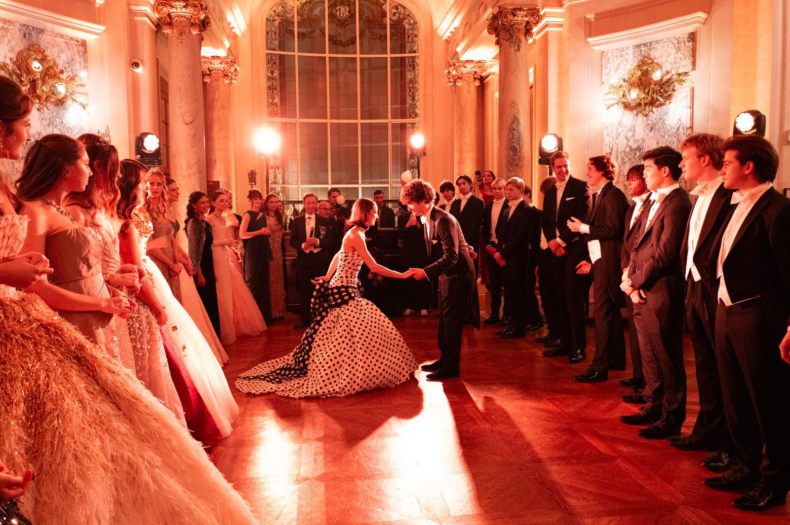 התמונה עשויה להכיל את ליז וואהל סטפן ברן ריקוד פעילויות פנאי אדם מבוגר בגדי חתונה ולבוש רשמי