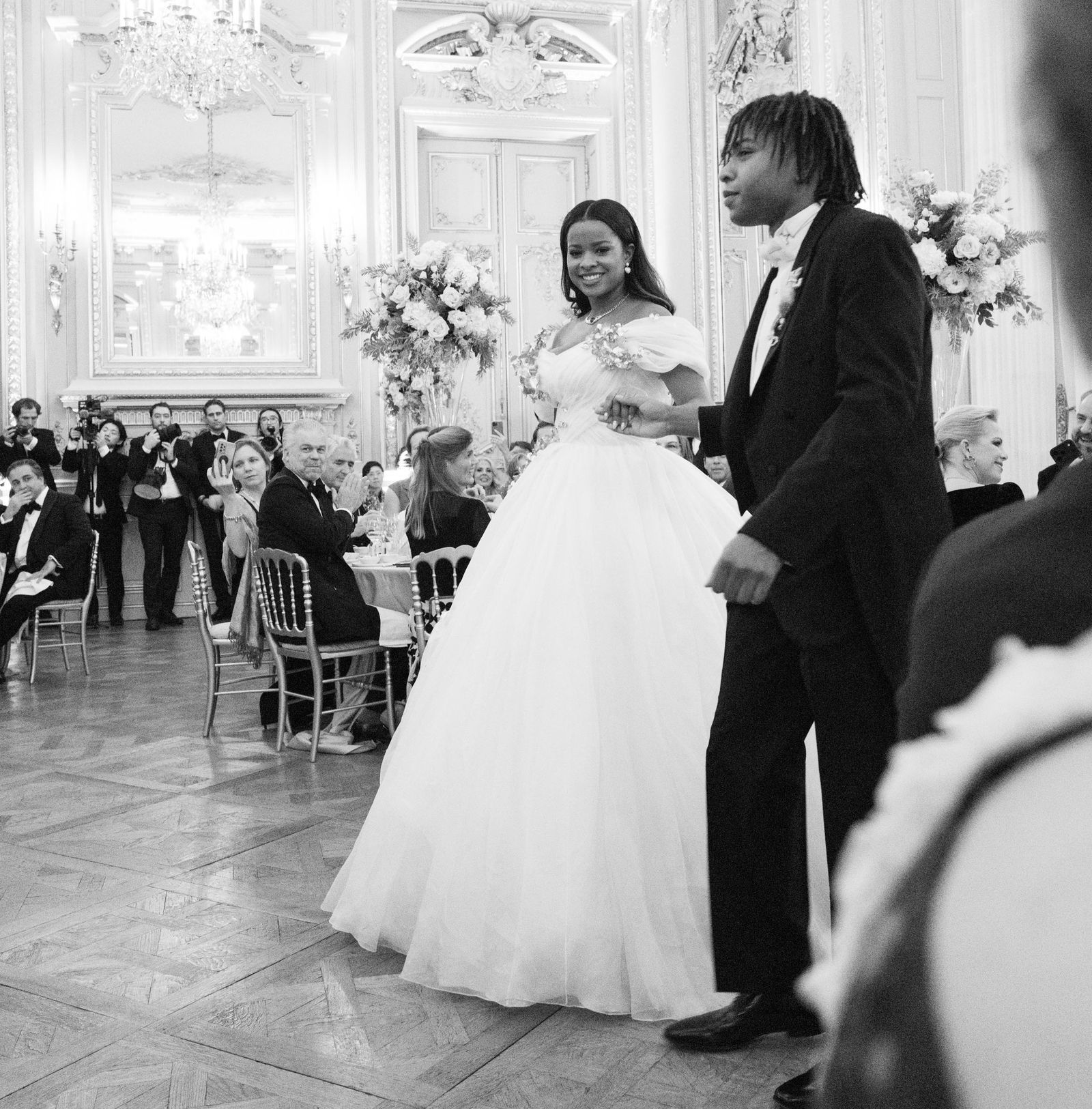 התמונה עשויה להכיל את אליס פון הילדברנד פרנקה ראמה דינג שמלת ביגוד שמלת לבוש רשמי חליפת אופנה ושמלה