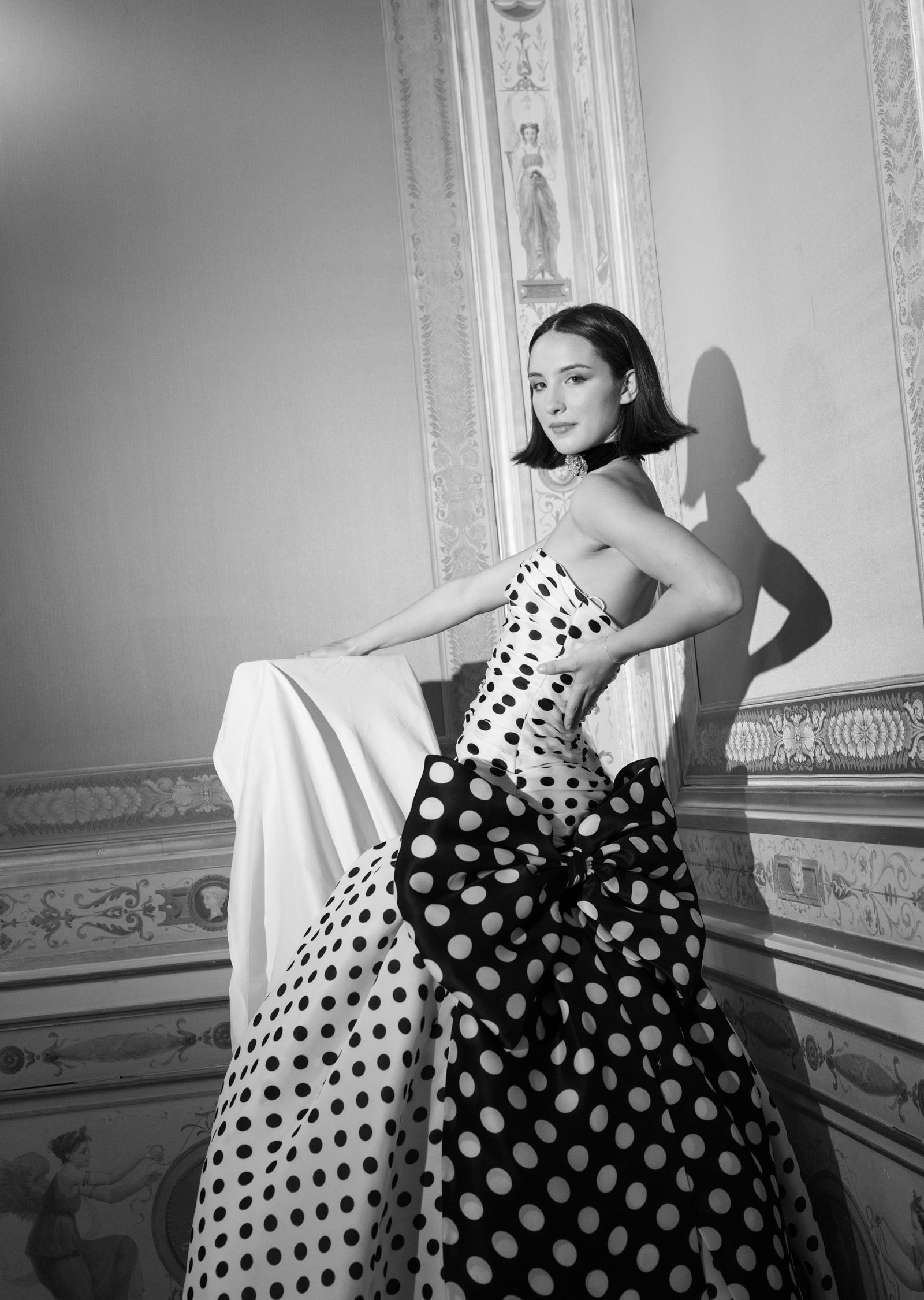 התמונה עשויה להכיל בגדים שמלת פנים ראש אדם צילום דיוקן דפוס פורטרט לבוש רשמי למבוגרים ושמלת ערב