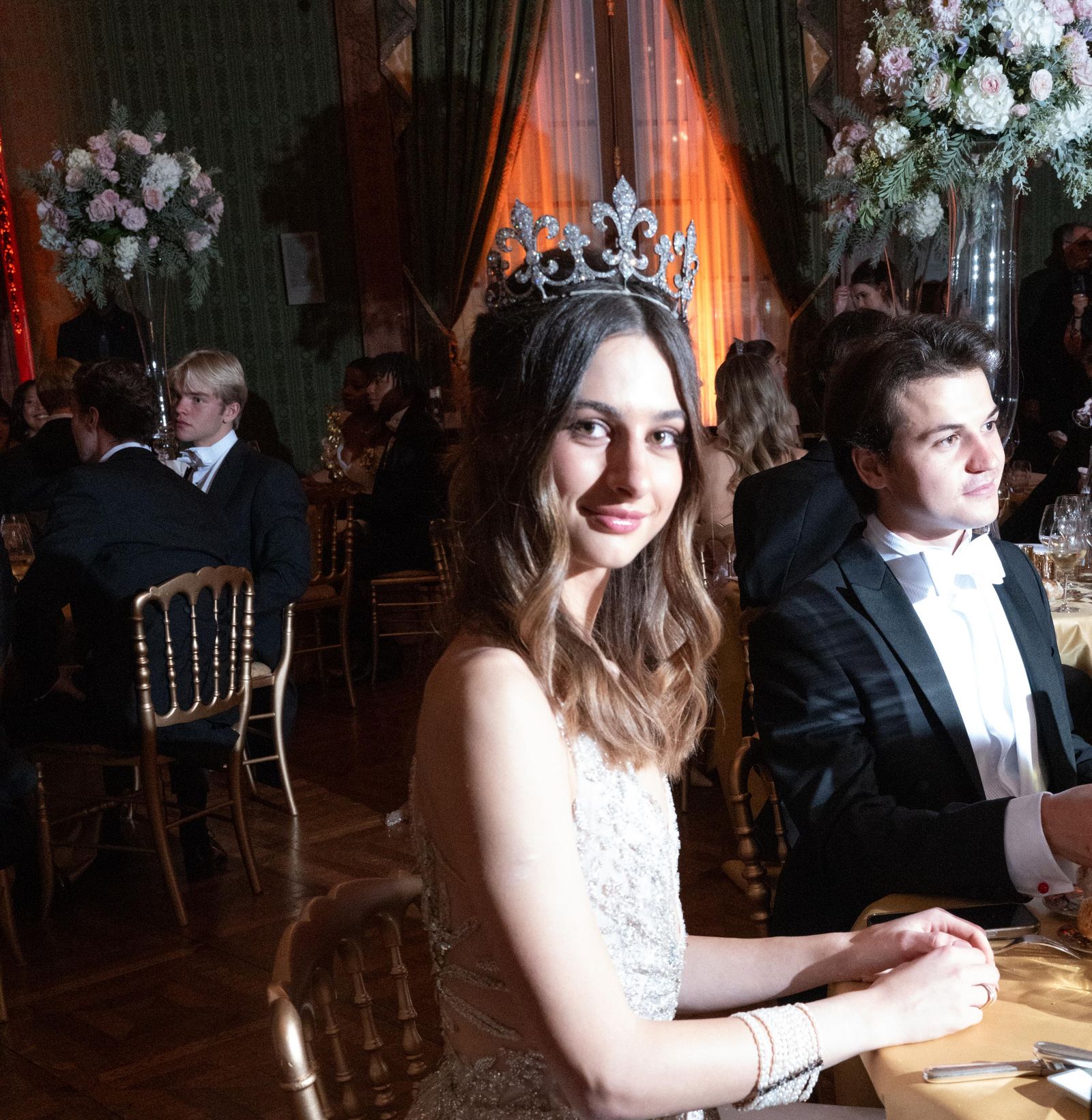 התמונה עשויה להכיל את גרייס ואן פאטן פנים ראש אדם צילום דיוקן אביזרים למבוגרים ושולחן אוכל