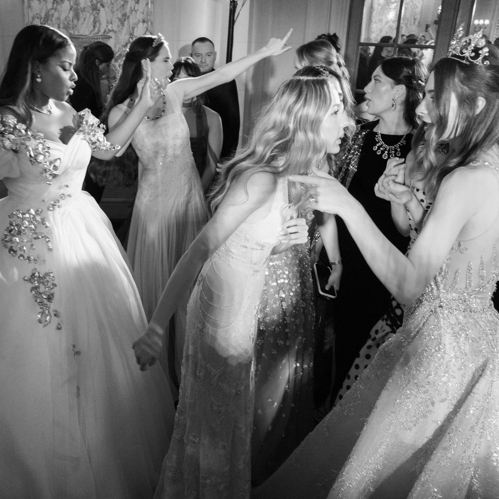 התמונה עשויה להכיל את אלין סמית שמלת בגדי שמלת שמלת אופנה שמלת כלה ושמלת כלה