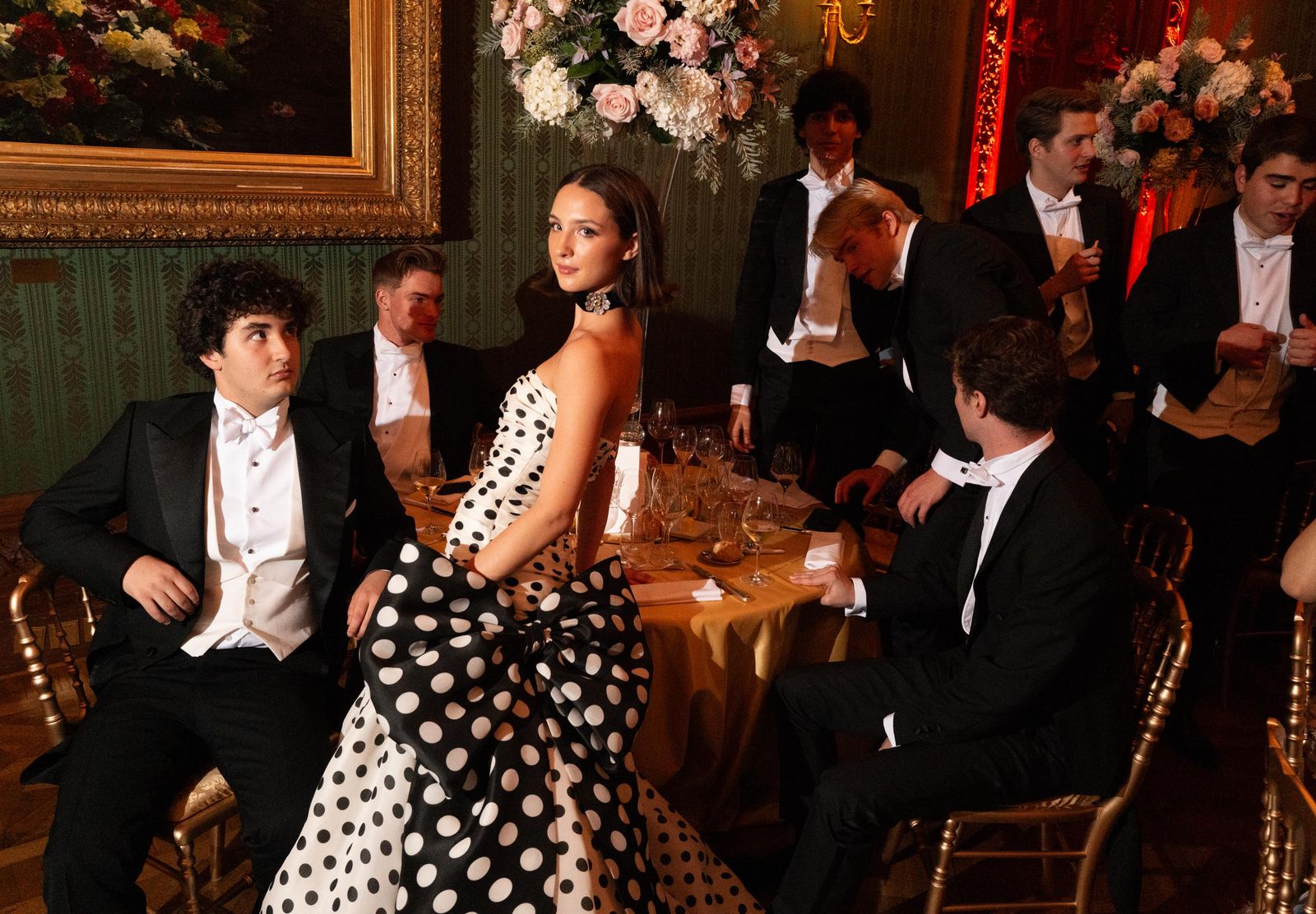 התמונה עשויה להכיל הוגו סריג בגדי שמלת לבוש רשמי חליפת אדם בוגר אדריכלות בניין וחדר אוכל