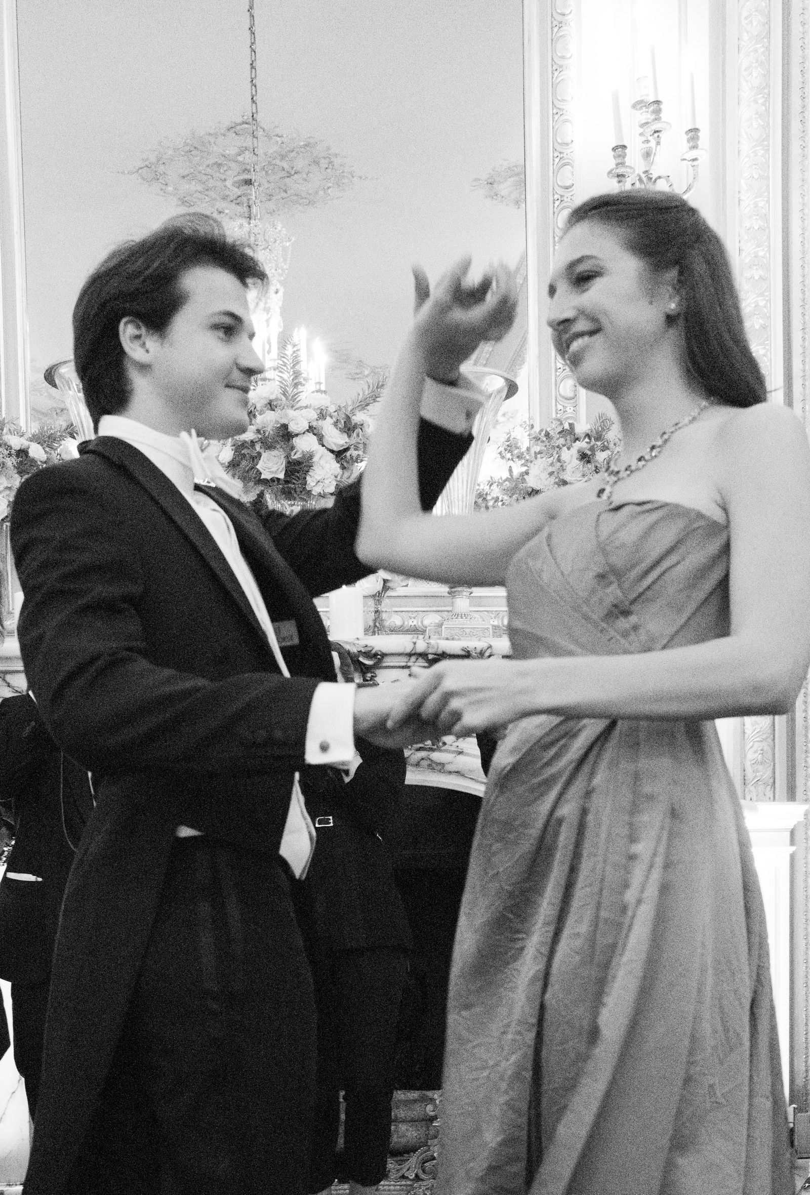 התמונה עשויה להכיל בגדים לבוש רשמי חליפת שמלה אביזרי תכשיטים שרשרת אדם מבוגר מעיל ופנים לחתונה