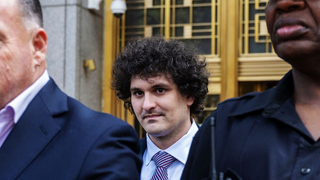 אמא של סם בנמן-פריד מפרסמת פוסטים מהמחסנית שלו. מַדוּעַ?