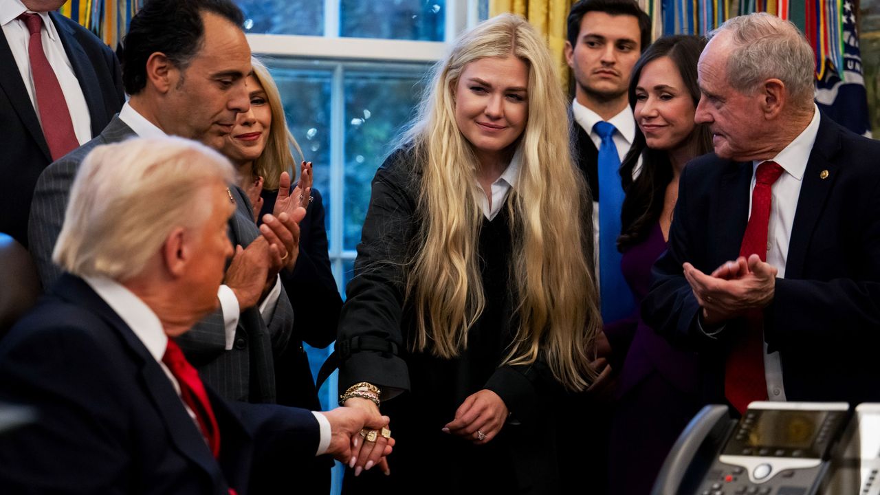 אריקה קירק מספרת לג'סי ווטרס שהיא מתאבלת דרך CS לואיס וצ'רלי קירק מעריצות