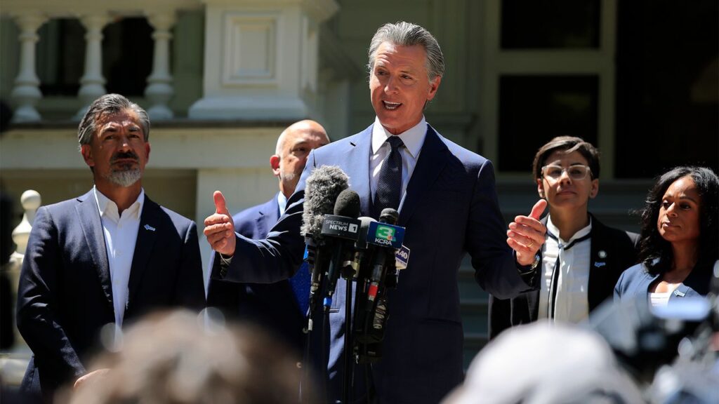 גאווין ניוסום זוכה ב"מרכז תשומת הלב". מקורבים אומרים שהוא בונה תשתית כדי לזכות בפריימריז בפועל