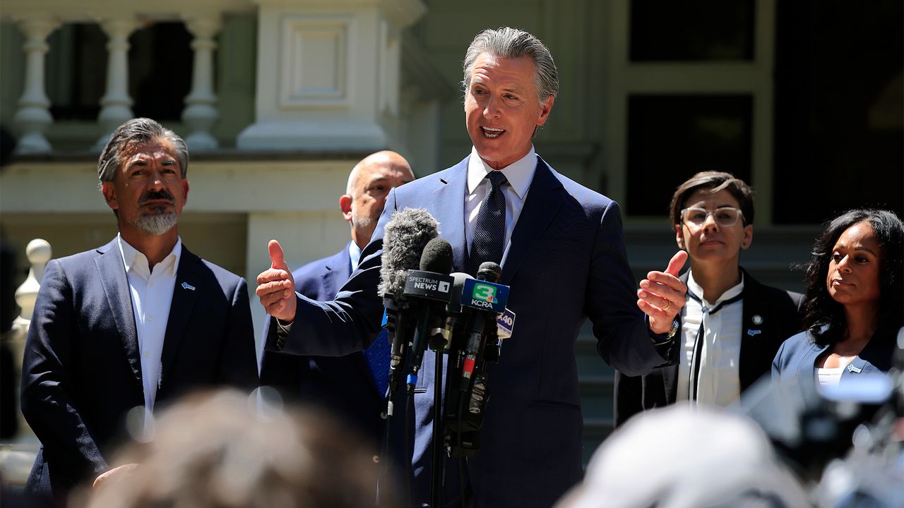 גאווין ניוסום זוכה ב"מרכז תשומת הלב". מקורבים אומרים שהוא בונה תשתית כדי לזכות בפריימריז בפועל