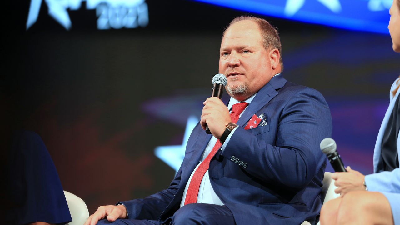 ה"בובה" האחר בחדשות: בובה סולסברי של בונדוגל ראנץ', תורם הרפובליקה הממשלתי וטקסס אויל נצר