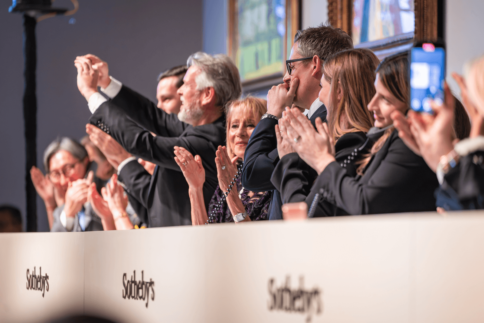 התמונה עשויה להכיל את אנני קורדי אדם מבוגר מחיאות כפיים פנים ראש ביגוד לבוש וחליפה רשמיים