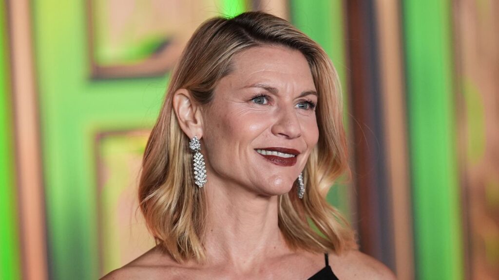 מדוע קלייר דיינס הרגישה "סוג מצחיק של בושה" על היותה בהריון בגיל 44